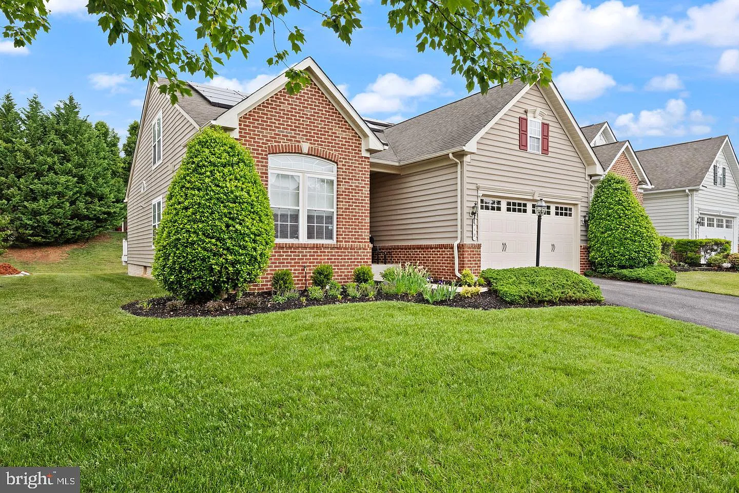 4 bed, 4.0 bath, 2494 sqft, $4,000 — Photo 2