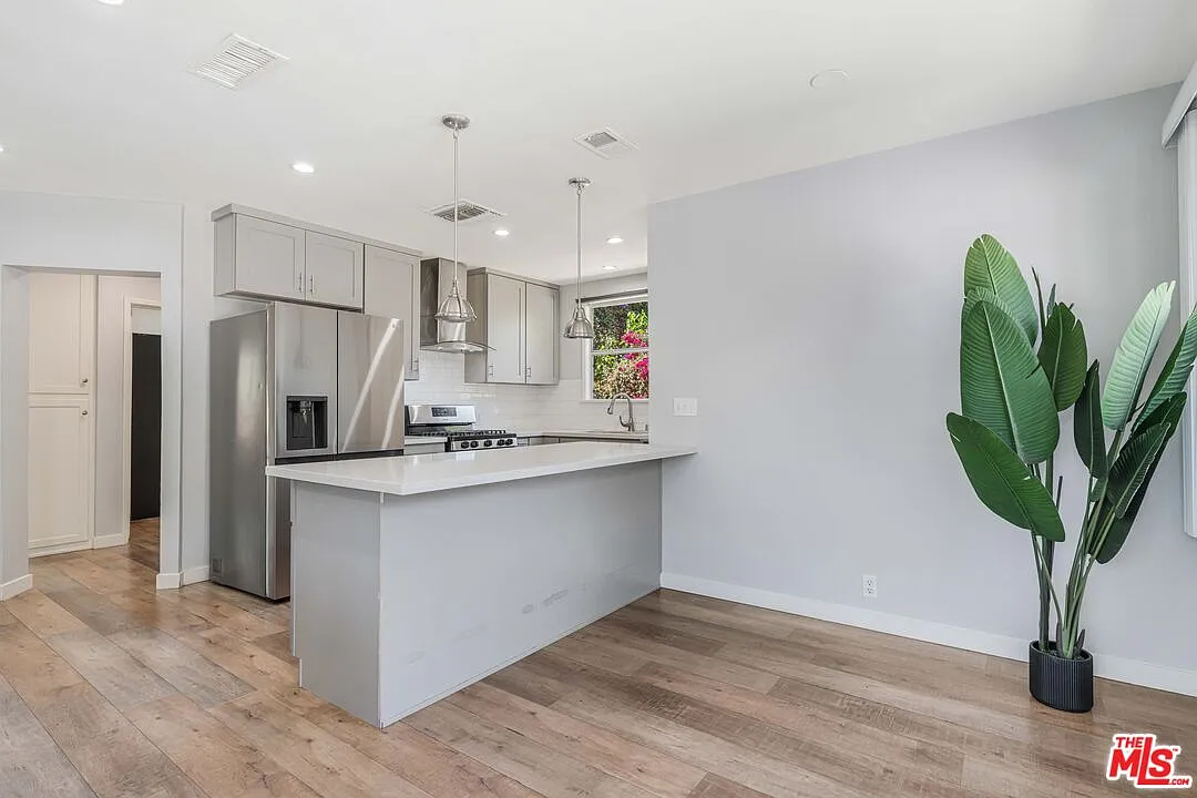 3 bed, 2.0 bath, 1152 sqft, $3,695 — Photo 4