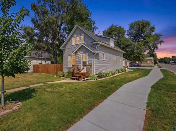 718 E 4th St, Dell Rapids, SD 57022