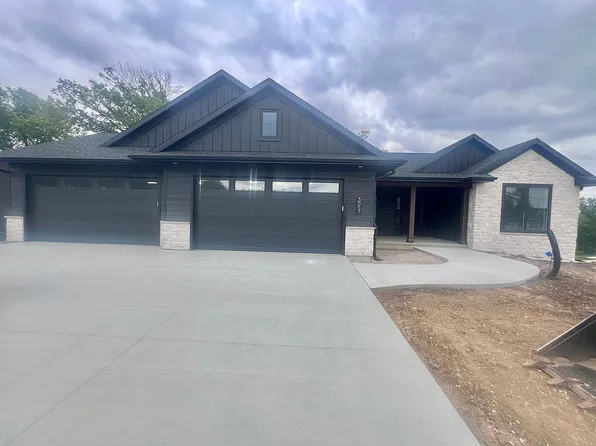 3057 Dell Ridge Ln, Hiawatha, IA 52233