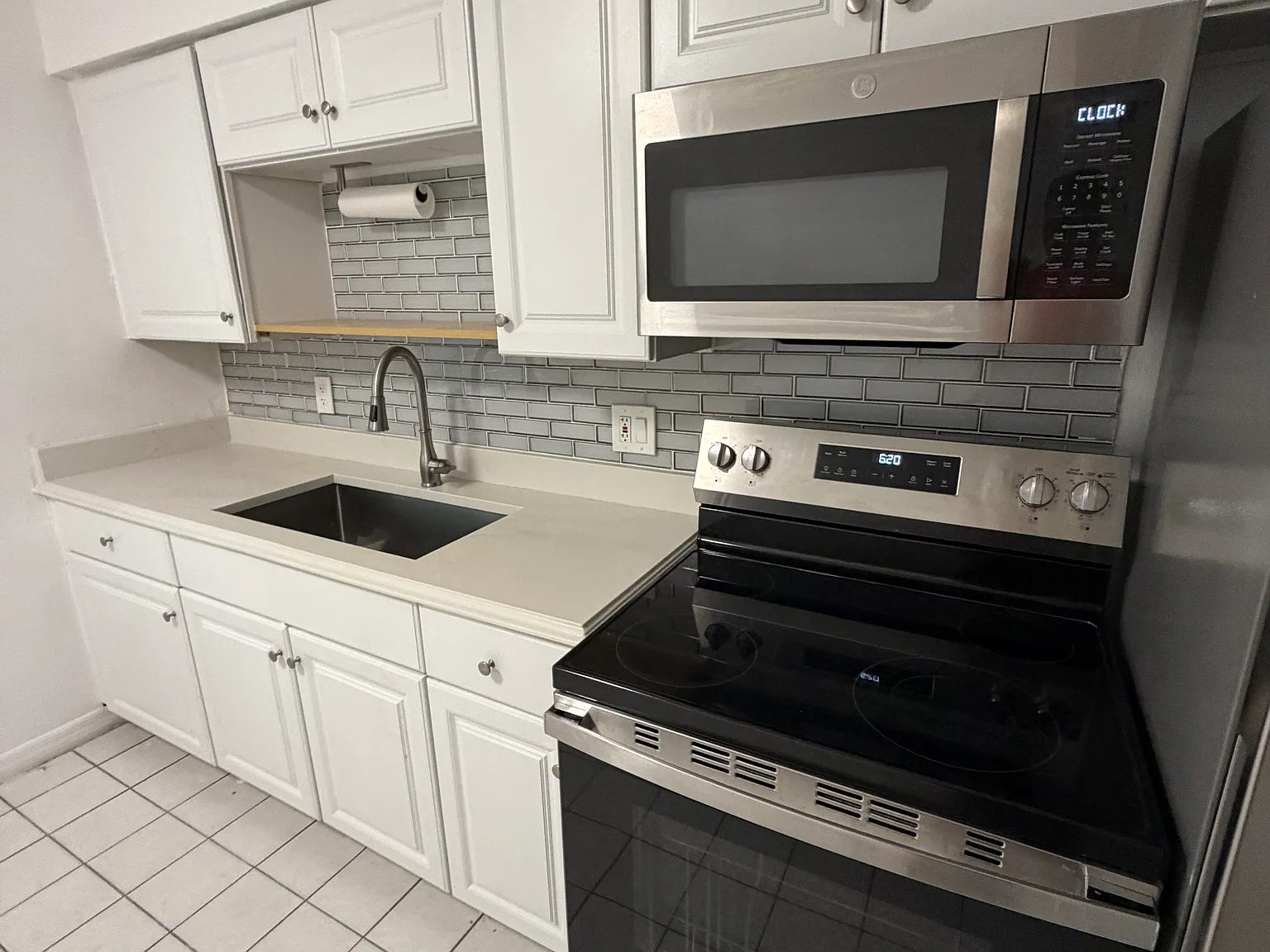 2 bed, 784 sqft, $1,400 — Photo 2