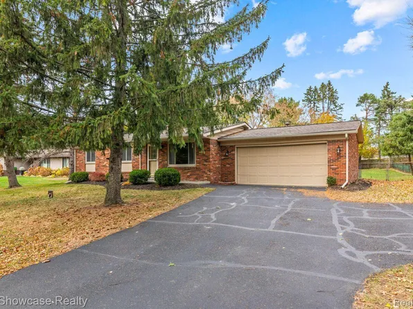 415 Maplegrove Dr, Highland, MI 48356