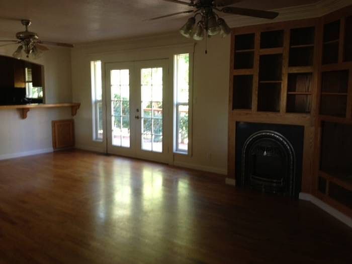 Family Room w/gas firepla