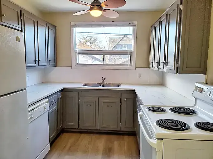 3 bed, 1.0 bath, 900 sqft, $1,950 — Photo 3