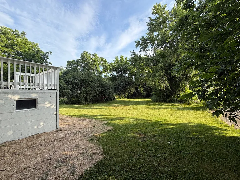 203 W Elm St — Photo 4