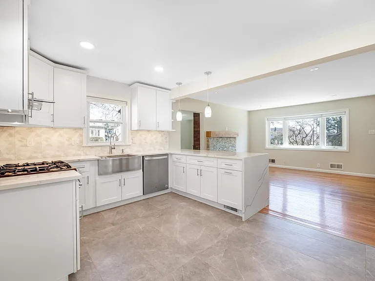 262 James St — Photo 4