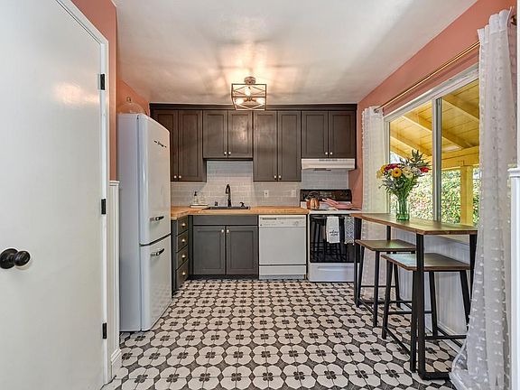 4th image of 1375 Lincoln Way