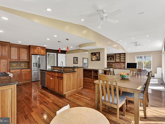 5th image of 248 Carriage Hill Dr