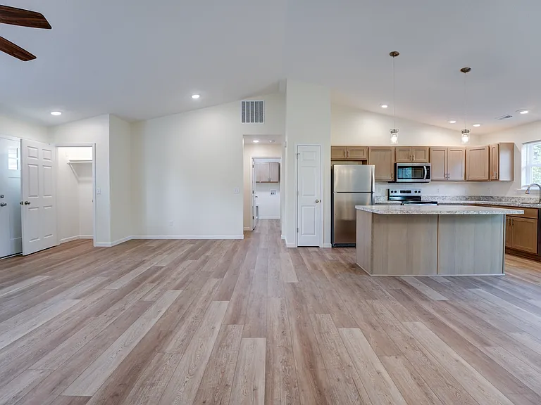 1013 Caroline Ave — Photo 14