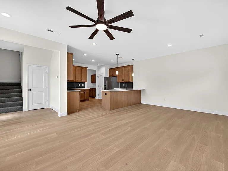 145 Sesame Loop — Photo 11