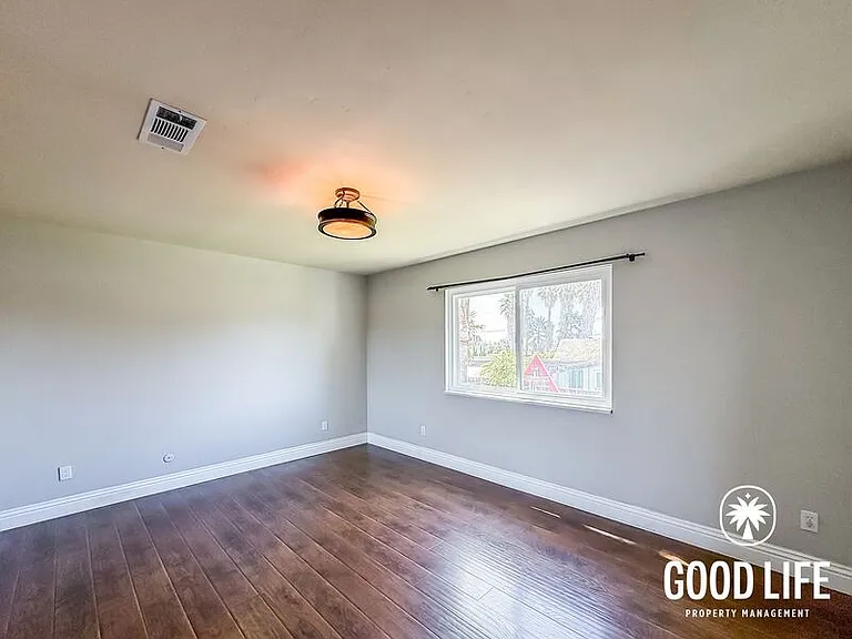 1031 Emelita St — Photo 10