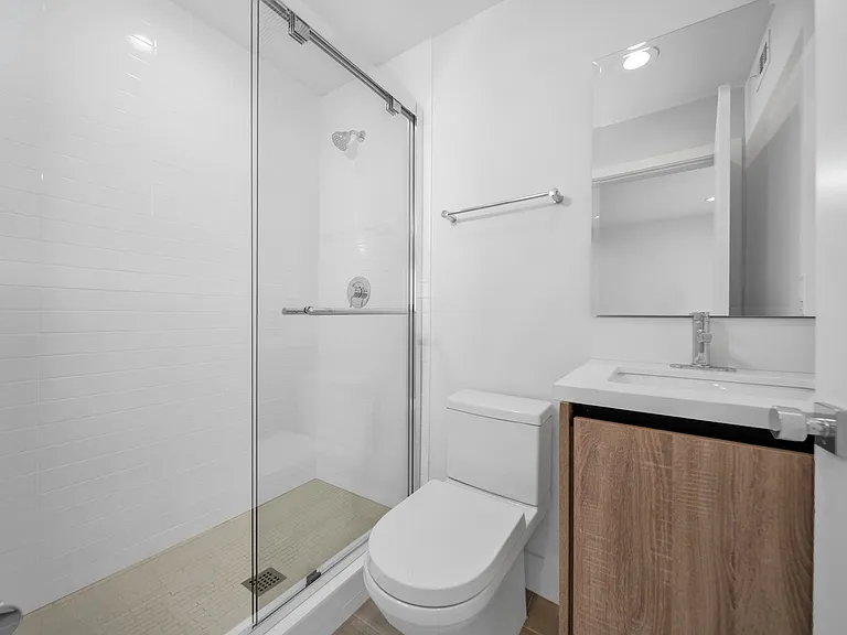 11516 Victory Blvd — Photo 20