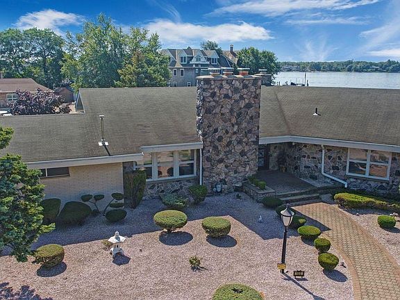 2nd image of 105 Point O Woods Dr