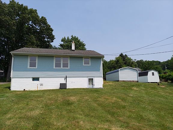 3rd image of 728 Shand Ave