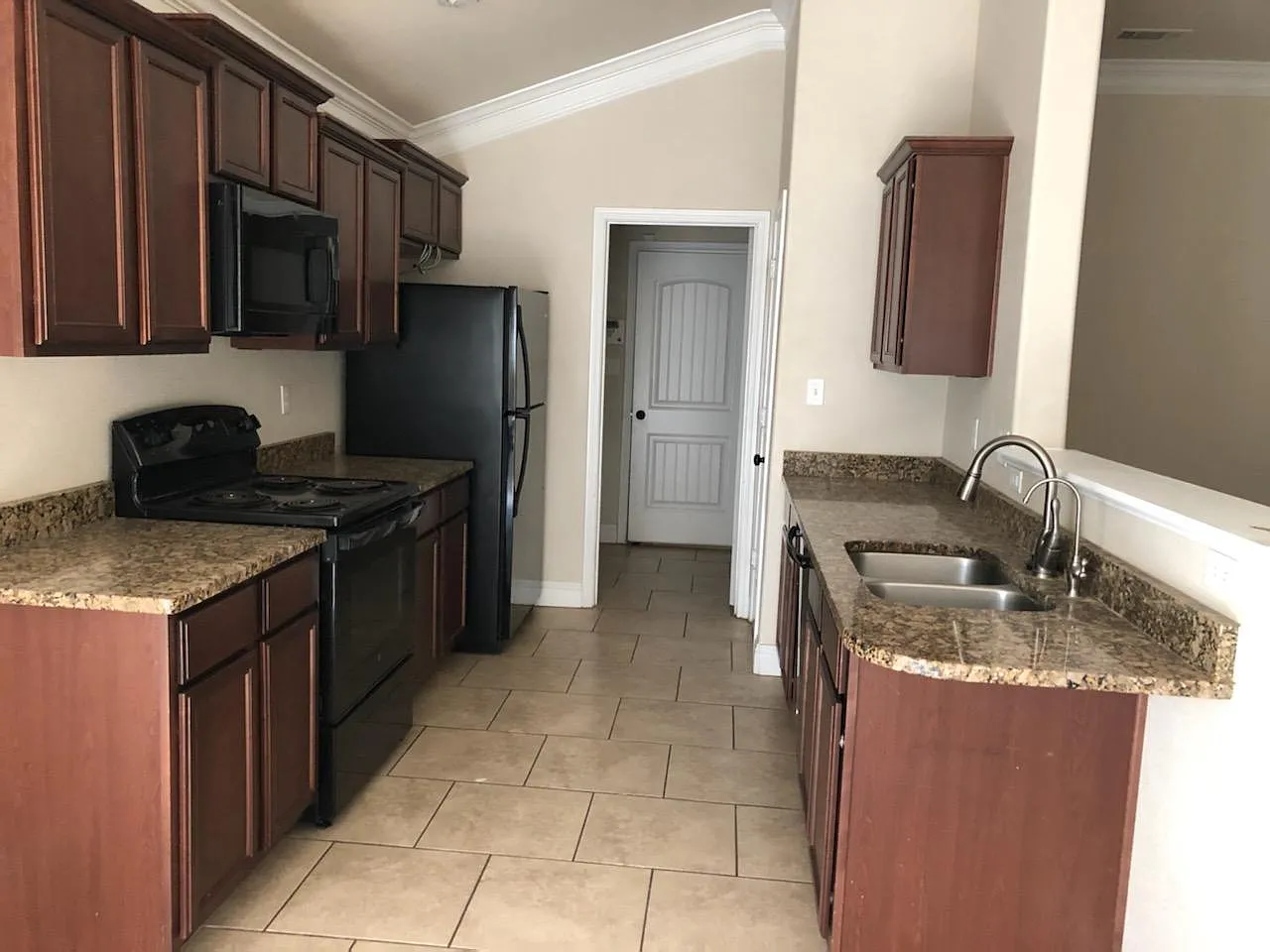 3 bed, 1636 sqft, $2,400 — Photo 3