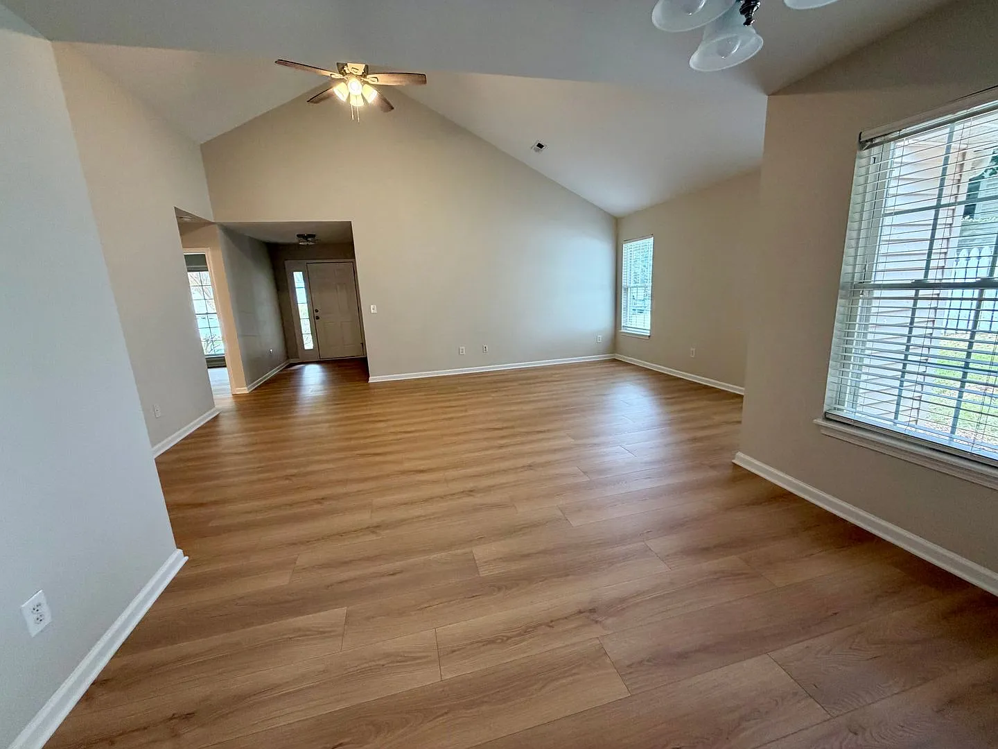 Recently Renovated 2 Bedroom 2 Bathroom Home — Photo 4
