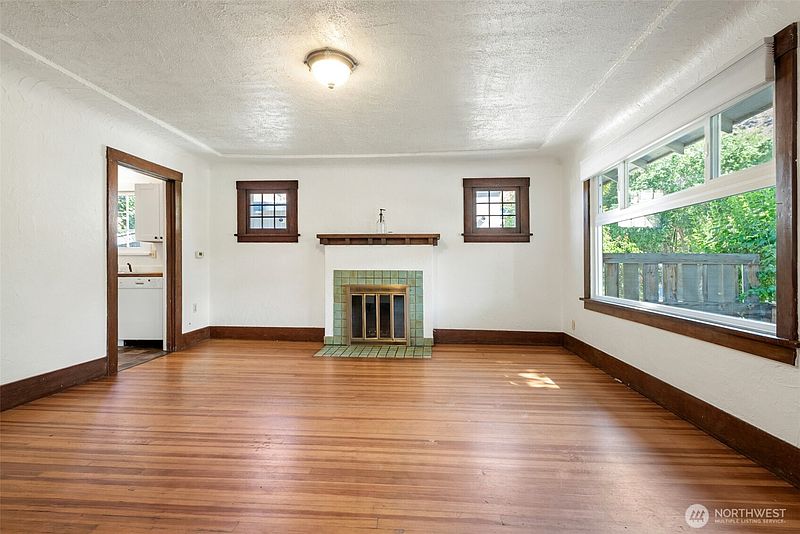 4th image of 123 Riverfront Drive
