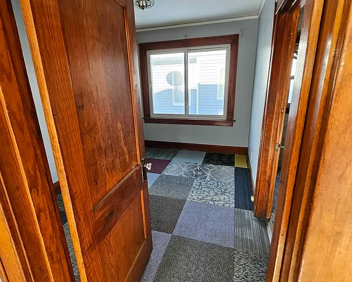 1916 N Ashley Ct — Photo 2