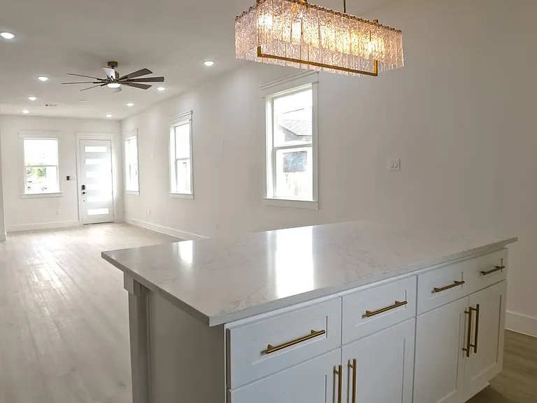 823 N Loop #A — Photo 11