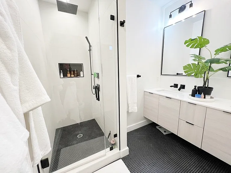 360 Meridian St #7 — Photo 15