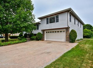910 Rainbow Ter, South Elgin, IL 60177