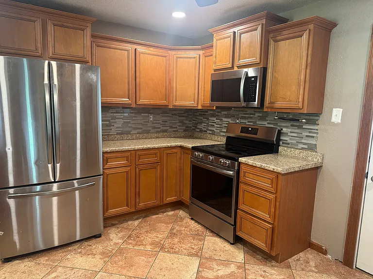 13916 Radford Ln — Photo 22