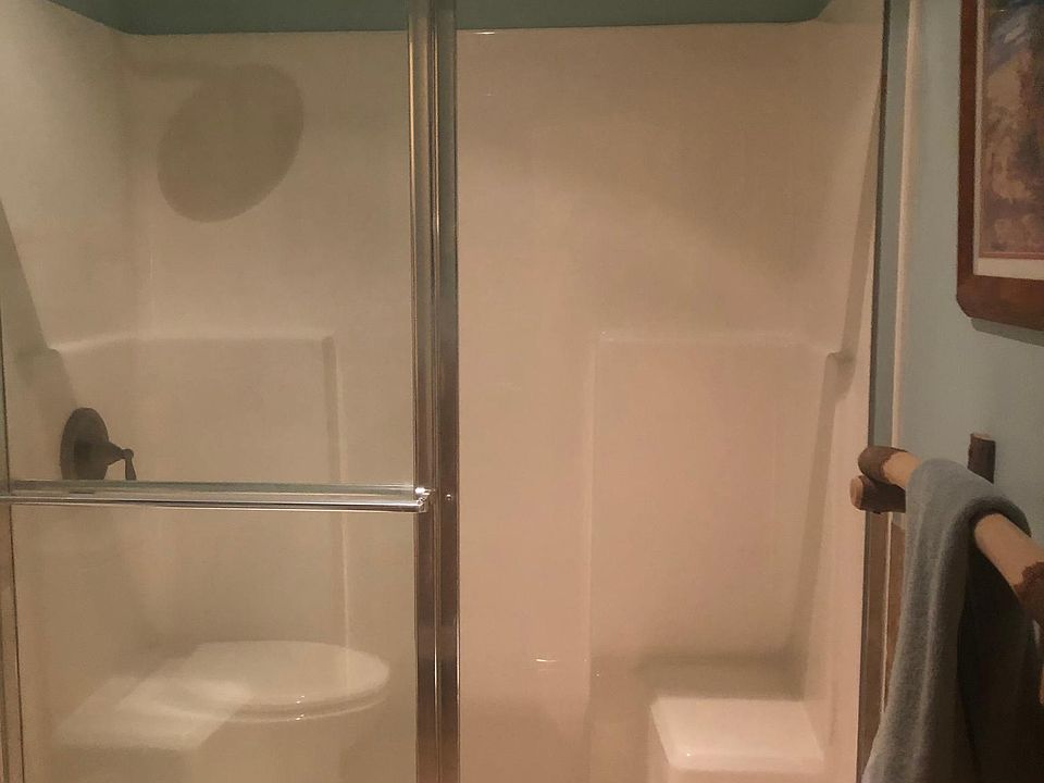 Walk in shower with duel seats gg