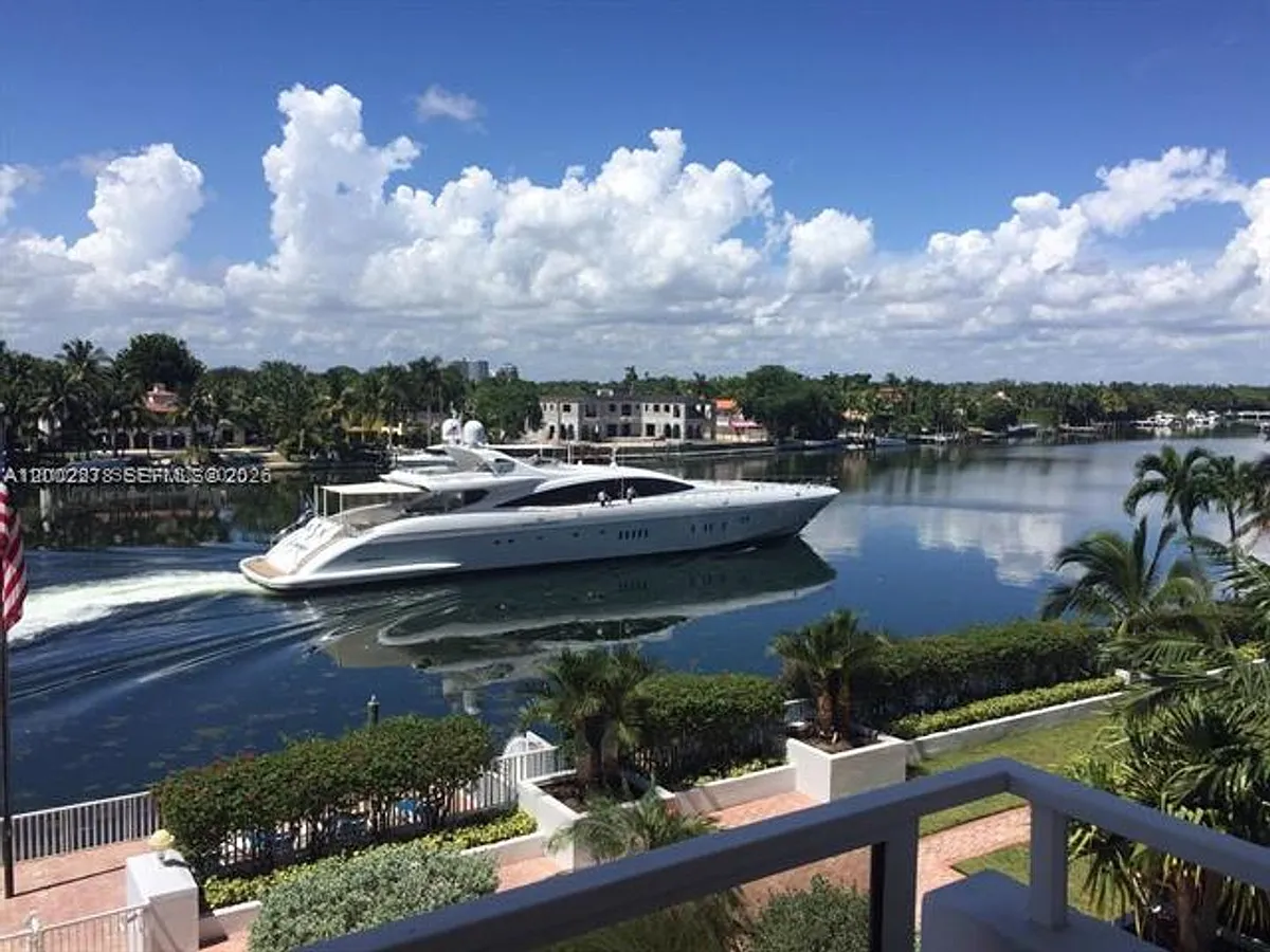 Building Photo - 5700 Collins Ave #15H