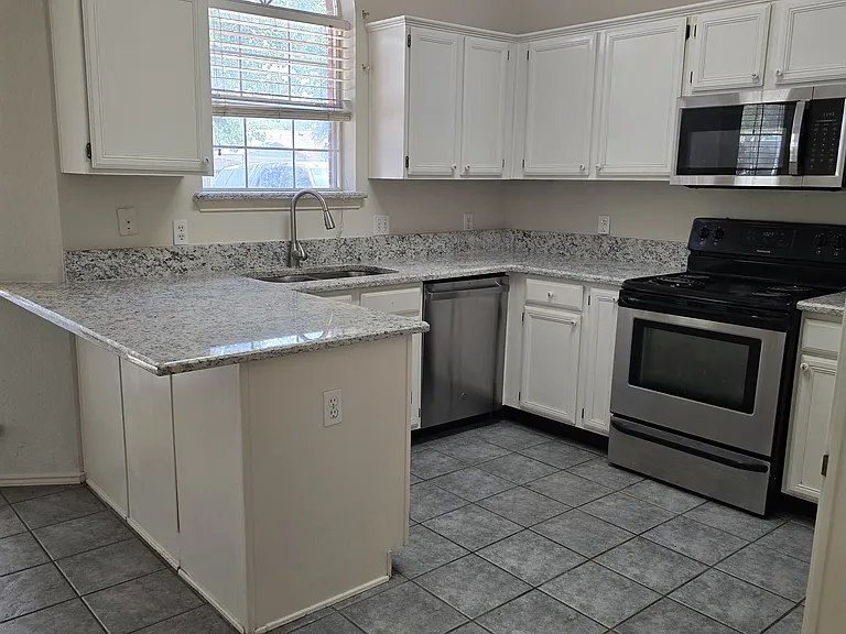 8028 Clear Brook Cir — Photo 3