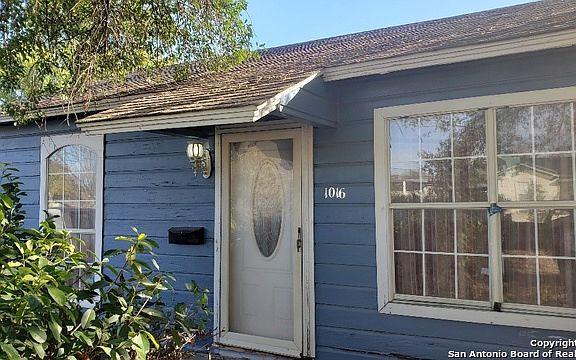 3rd image of 1016 W Lullwood Ave