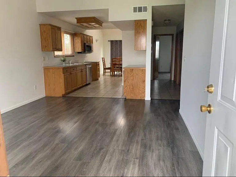 302 Eisenhower St — Photo 2