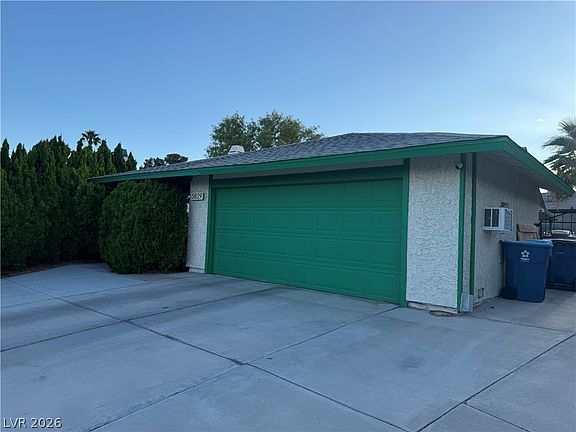 2nd image of 5829 Halfmoon Way