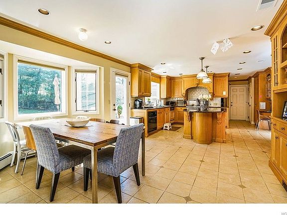 Eat-in gourmet kitchen with door deck/yard