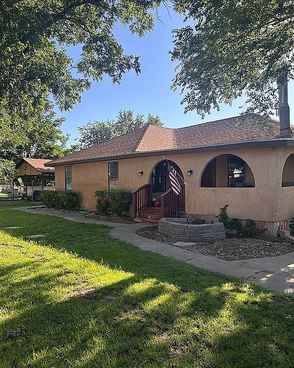 1st image of 211 Avenue E