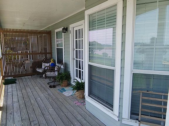 Front porch. Size: approx. 21.5' x 8'