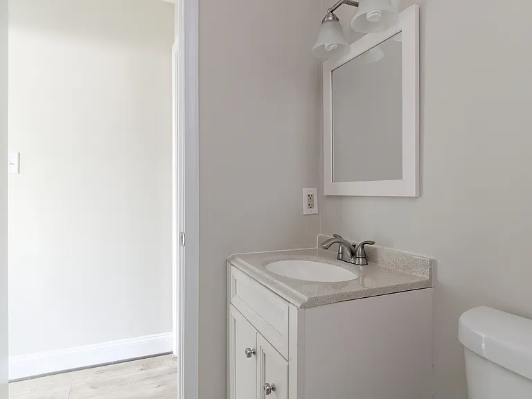 2318 Hunter St — Photo 12