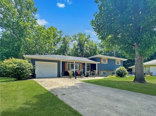 15 Circle Dr, Charleston, IL 61920