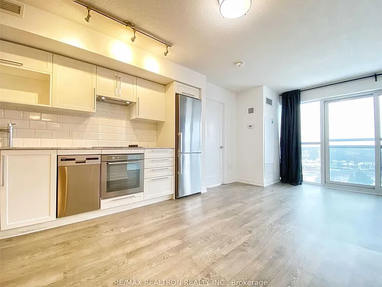 275 Village Green Sq #821 — Photo 8
