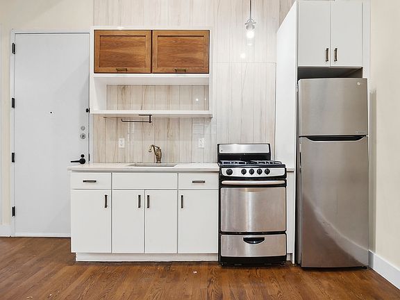 3rd image of 567 Evergreen Ave #3
