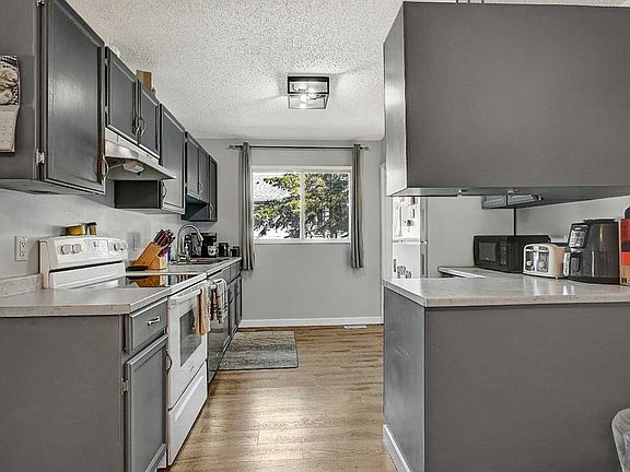 5th image of 7107 W 93rd St
