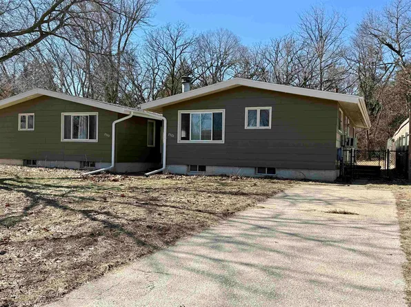 2522 Hiawatha Rd, Cedar Falls, IA 50613