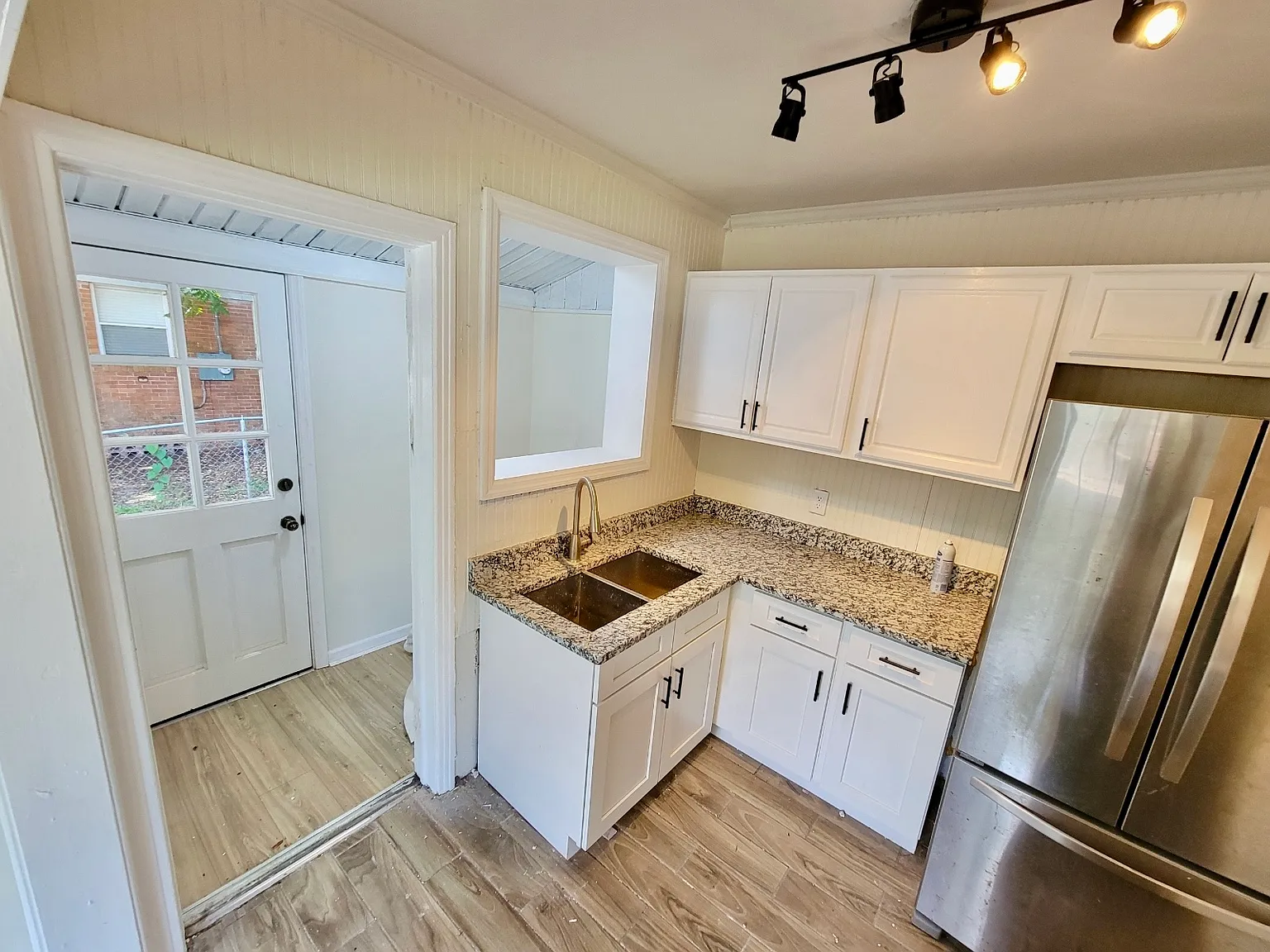 2114 Spring Park Rd — Photo 4