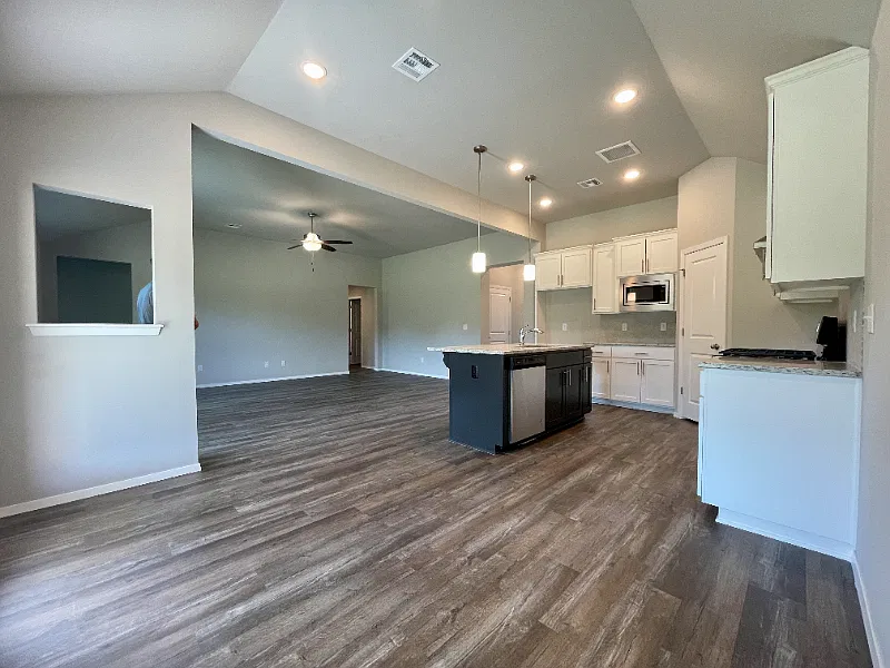 Beautiful new build on greenbelt — Photo 3