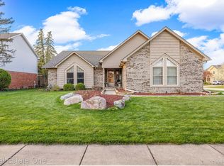 20185 Bayfield Dr, Clinton Township, MI 48038