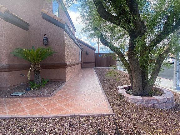 3rd image of 233 Dawn Isle Dr