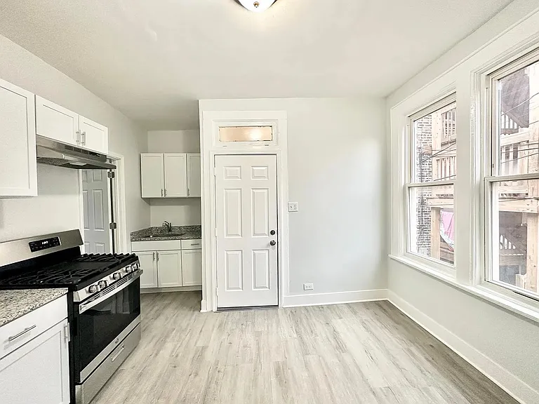 2224 S Sawyer Ave #CH1R — Photo 3