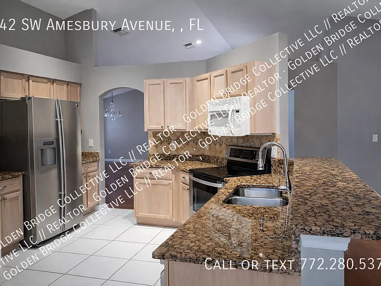 242 SW Amesbury Ave — Photo 1