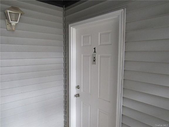 2nd image of 10 Lexington Hl Unit 1
