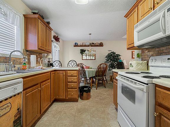 4th image of 3278 Cave Springs Ave