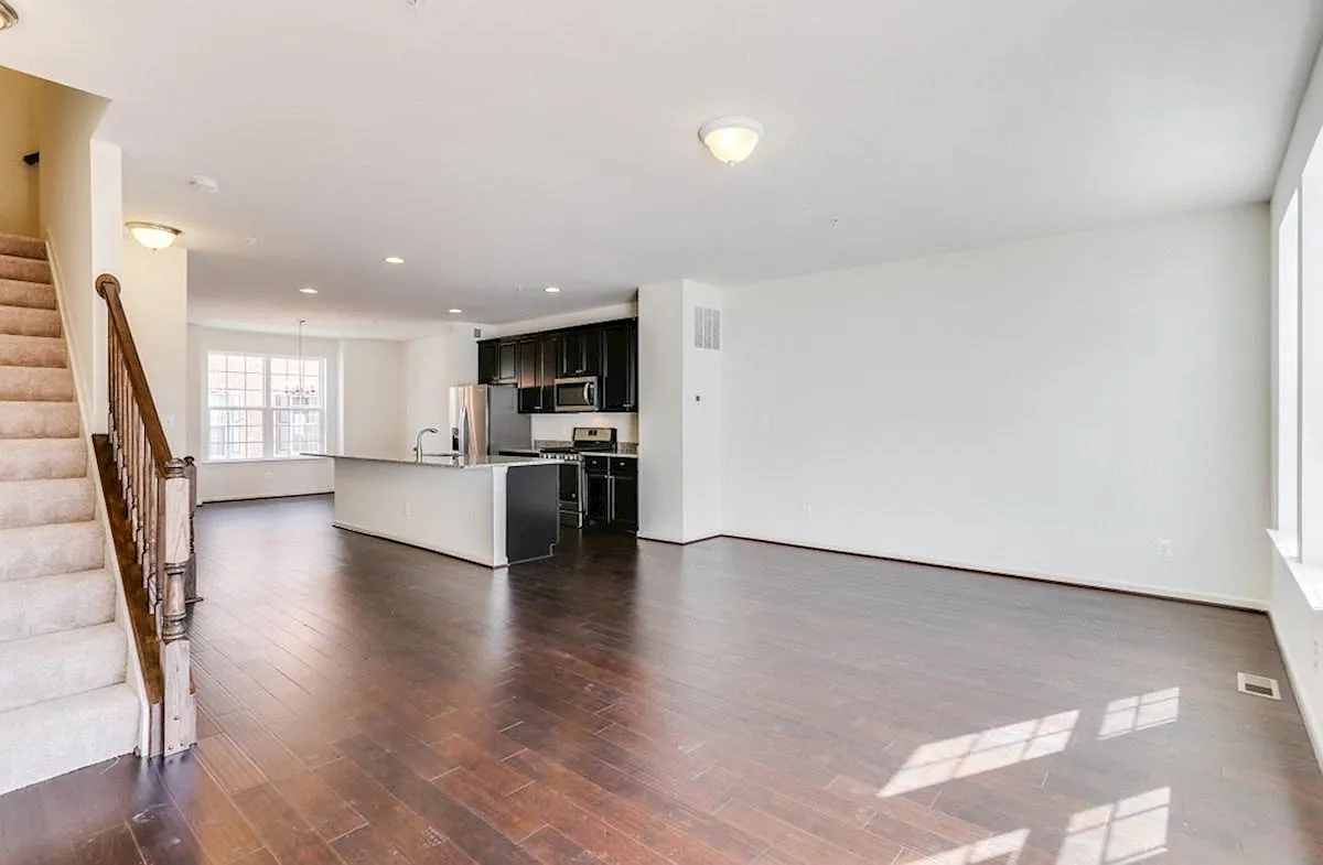 3 bed, 2200 sqft, $3,395 — Photo 4